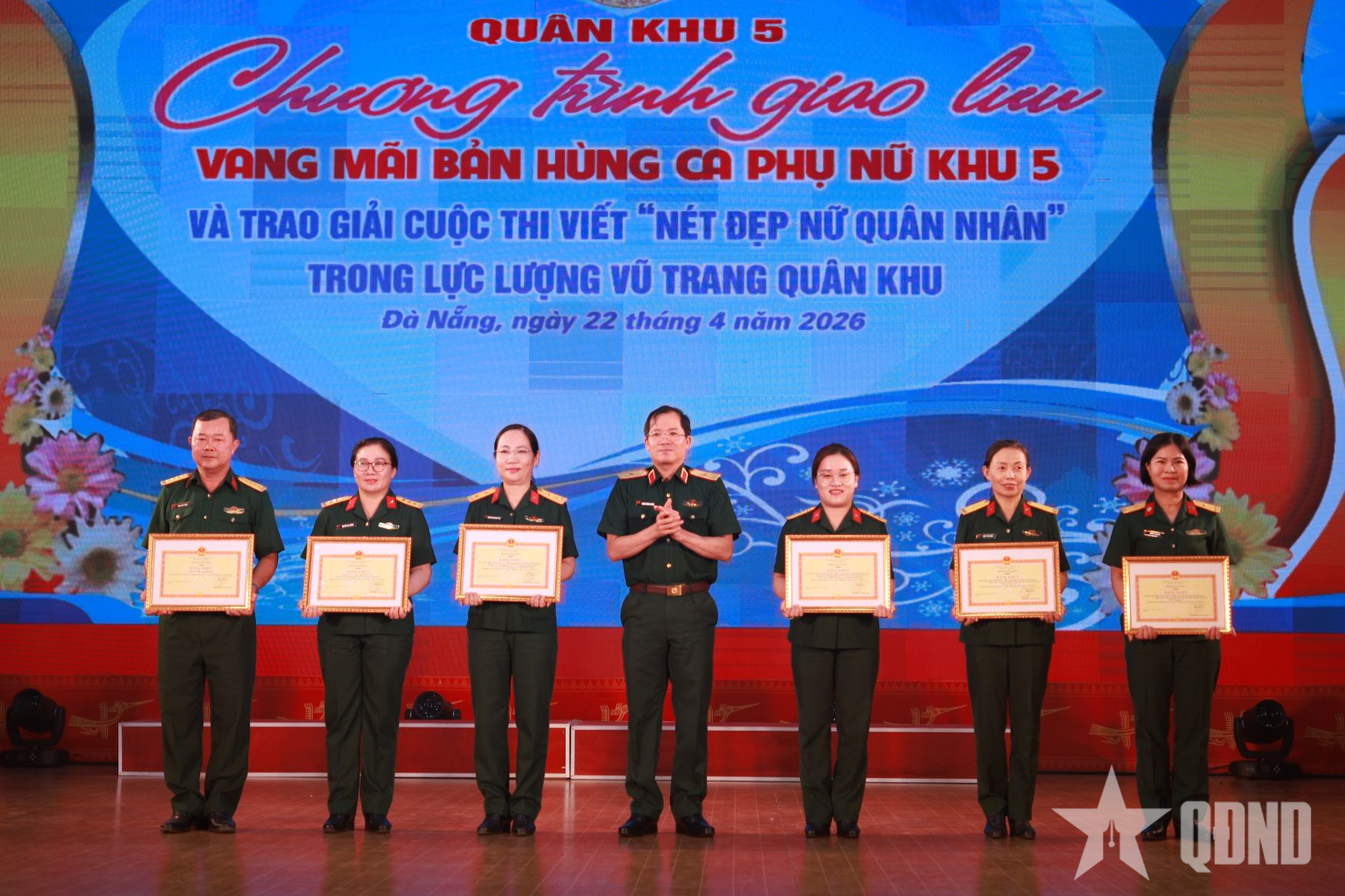 Giao lưu “Vang mãi bản hùng ca Phụ nữ Khu 5” 